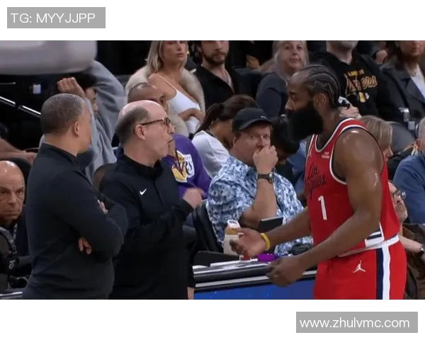 湖人对决快船外网热议赛季首场较量精彩瞬间与球员表现分析